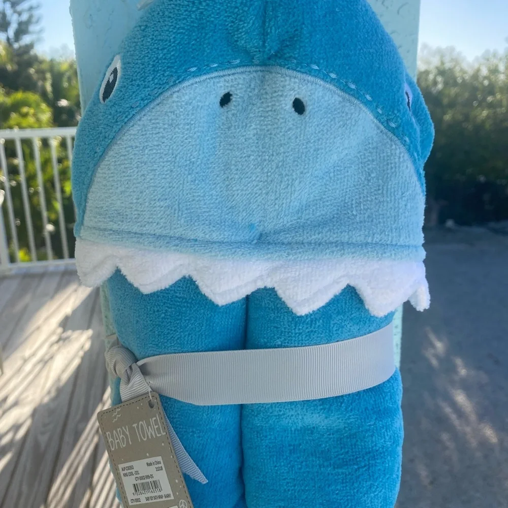 Blue Shark Hooded Towel for Kids and baby 🪼🐳 NWT 🐬🐬🐬 NEW 😱😱